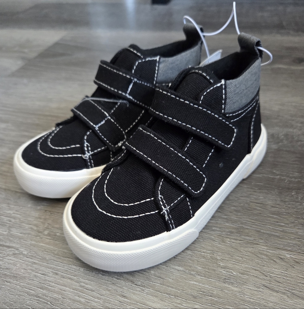 NWT Old Navy Black and White Toddler Sneakers Size 8c